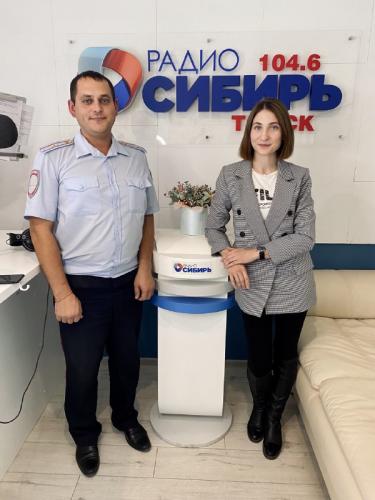 Вопрос безопасности на дорогах в темное время суток обсудили в эфире областного радио