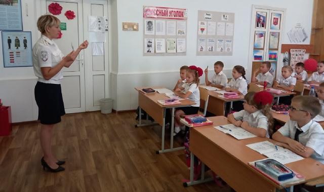 На Кубани автоинспекторы призывают школьников использовать световозвращающие элементы в темное время суток