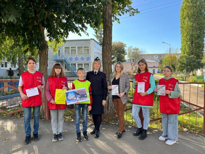 Госавтоинспекция Петровского района совместно с общественниками провели акцию «Ребенок – главный пассажир!»