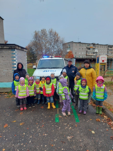 В Ловозере сотрудники Госавтоинспекции обучили воспитанников детского сада дорожной азбуке