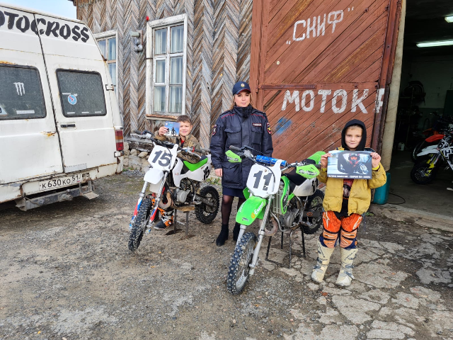 Сотрудники Госавтоинспекции Ловозерского района встретились с воспитанниками мотоклуба