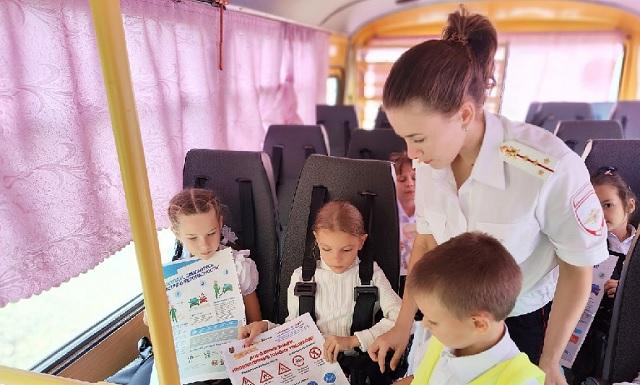 На Кубани дорожные полицейские проводят инструктажи для первоклассников в школьных автобусах