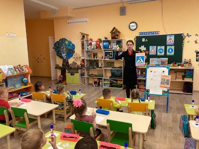 В детском саду города Гаджиево прошел творческий урок по безопасности дорожного движения
