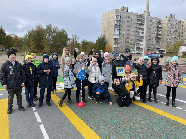 Мончегорские автоинспекторы провели обучающее мероприятие «Дорожная безопасность» на детской площадке