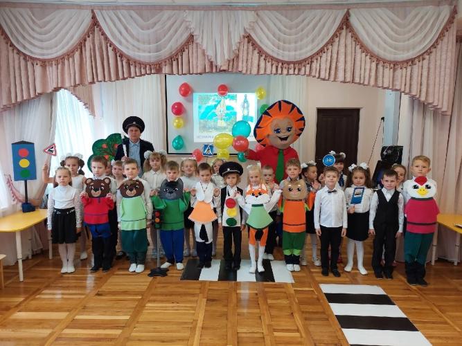 В МБДОУ "Детский сад общеразвивающего вида N1 "Ромашка" п. Прохоровка Белгородской области ребята показали для малышей театрализованное представление "Незнайка в стране дорожных знаков".
