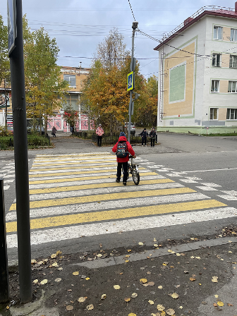 Инспекторы отдела ГИБДД и «Родительские патрули» обеспечивают безопасность мончегорских школьников