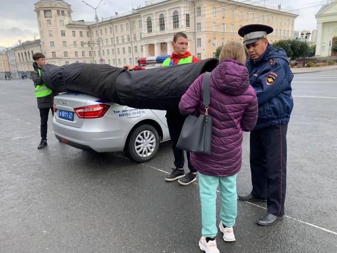 Посмотри в трубу: ГИБДД показала пешеходам, как светоотражатели спасают от наезда