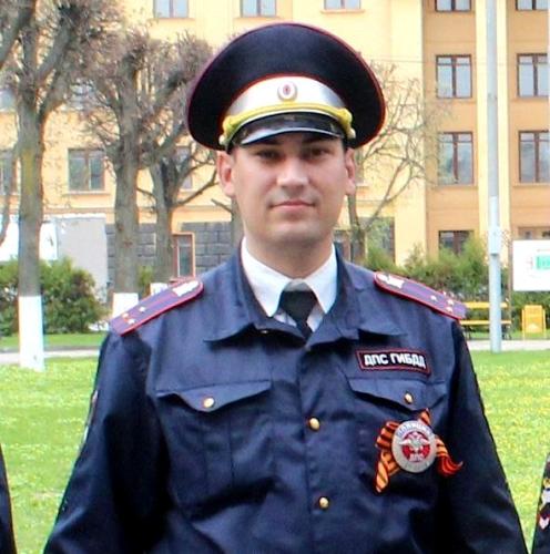 Сотрудник ГИБДД помог пенсионерке из ЮЗР, которая опаздывала на поезд