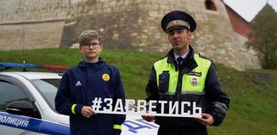 В сети Интернет набирает популярность видеоролик подмосковной Госавтоинспекции, пропагандирующий ношение световозвращателей