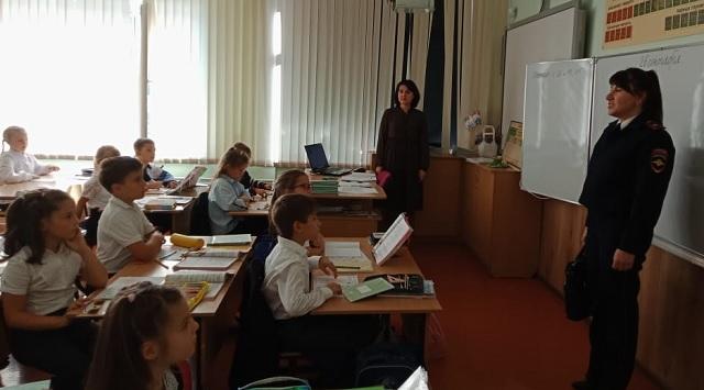 На Кубани автоинспекторы на постоянной основе проводят профилактические беседы со школьниками