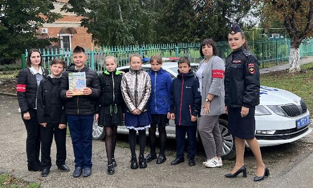 В Краснодарском крае автоинспекторы и общественники проводят разъяснительные работы с юными участниками дорожного движения
