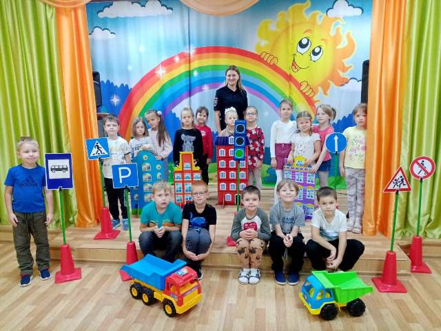 В Арзамасе госавтоинспекторы повторили с детьми дорожную азбуку
