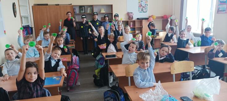 Магнитогорским первоклассникам вручили световозвращающие значки