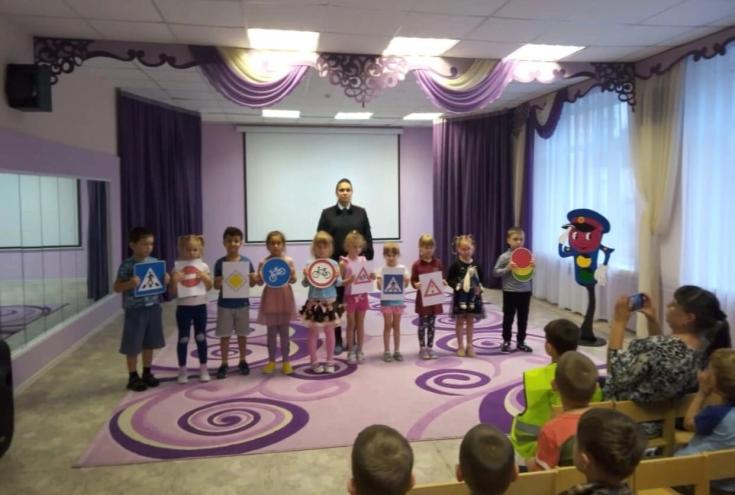 В гости к воспитанникам детского сада «Улыбка» приехали сотрудники Госавтоинспекции