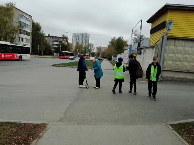 В рамках Месячника Безопасности ЮИДовцы школа 76 г. Перми поздравили сегодня самых старших пешеходов - наших дорогих бабушек и дедушек.