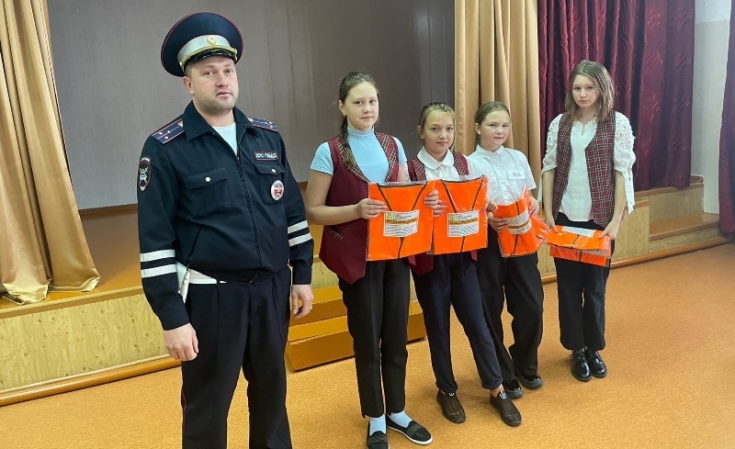К сельским школьникам пришел в гости главный автоинспектор Боготола
