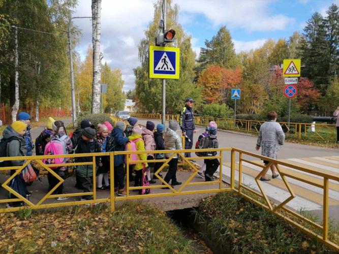 Кировские автоинспекторы помогают ученикам освоить маршруты безопасности