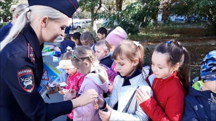 Школьники Ставрополя получают «Пятёрки от ГИБДД» за соблюдение правил дорожного движения