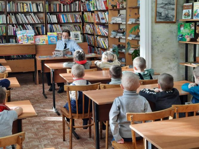 Воспитанники старшей группы детского сада «Солнышко» г. Вытегра изучают Правила дорожного движения в детской библиотеке