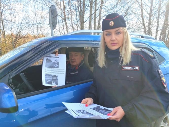 Большеулуйские автоинспекторы познакомили водителей с правилами экстренного реагирования при появлении на дороге диких животных