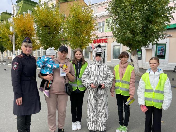 В Вольске сотрудники ГИБДД совместно с общественниками рассказали гражданам о пользе световозвращателей