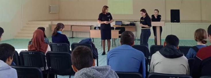 Автоинспекторы Кабардино-Балкарии и участница ДТП помогли школьникам провести «работу над ошибками»