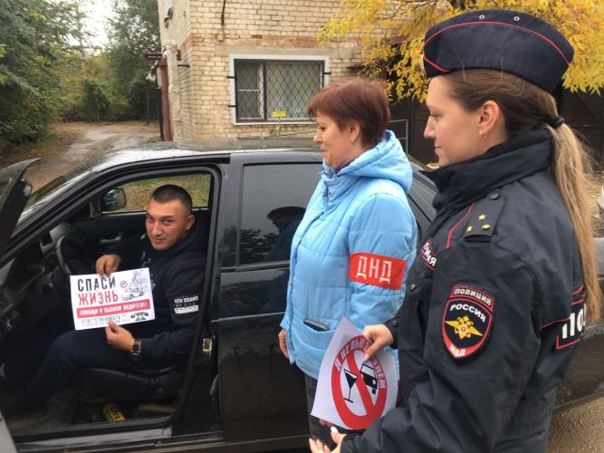 В Красном Куте Госавтоинспекторы и представители «Дорожного патруля» организовали профилактическую акцию «Нет алкоголю на дороге»
