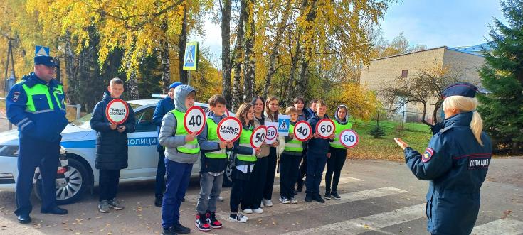 В Смоленской области сотрудники Госавтоинспекции провели профилактическую акцию "Живые знаки"