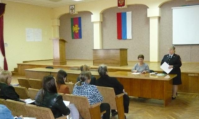 Автоинспекторы Кубани проводят совещания с ответственными за организацию профилактической работы по ПДД в школах и детских садах
