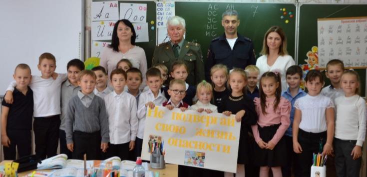 Госавтоиспекторы Адыгеи совместно с общественниками провели урок безопасности для школьников Гиагинского района