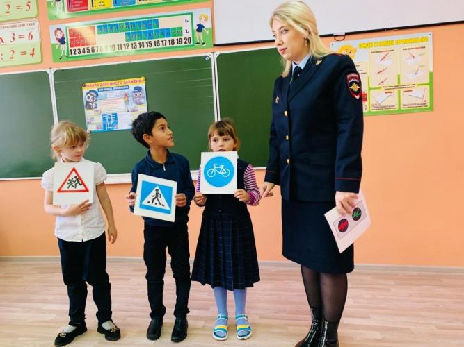 Сотрудники ГИБДД провели занятия в детсадах и школах