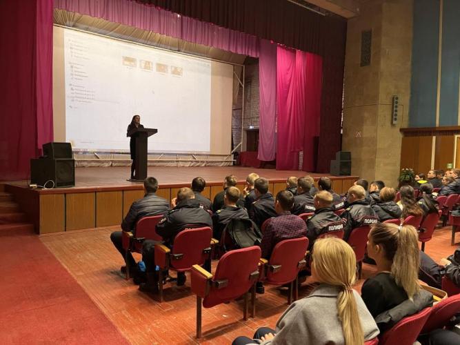 Представители Госавтоинспекции Саратова провели для сотрудников и слушателей Центра профессиональной подготовки Главного Управления МВД России по Саратовской области Краш – курс «Соблюдение ПДД – гарантия безопасности!»
