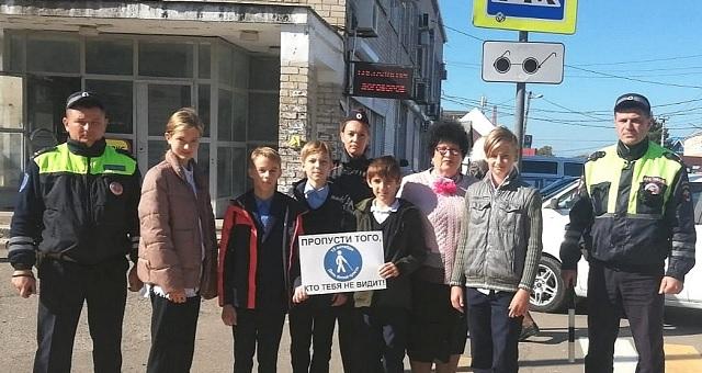 Дорожные полицейские Кубани обратились к водителям с просьбой быть внимательнее к слабовидящим и незрячим пешеходам