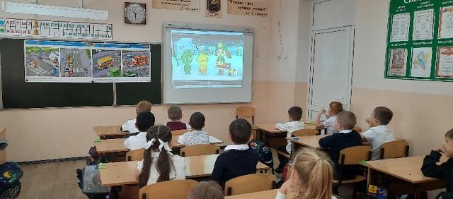 На Кубани автоинспекторы напоминают первоклассникам правила безопасного поведения на дороге и показывают тематические видеоролики