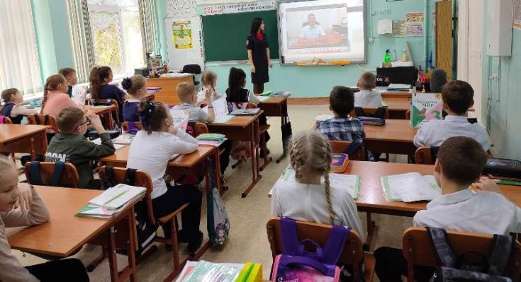 Сотрудники Госавтоинспекции и участковых уполномоченных Ачинска рассказали о безопасности на дорогах