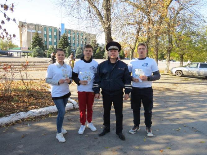 В Балашове сотрудники Госавтоинспекции и общественники провели информационно-профилактическую акцию «Если любишь – пристегни!»