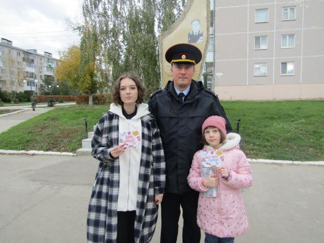 Сотрудники ГИБДД и общественники поздравляли водителей-отцов с праздником