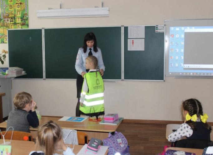 Пензенские автоинспекторы напомнили школьникам о важности использования световозвращающих элементов