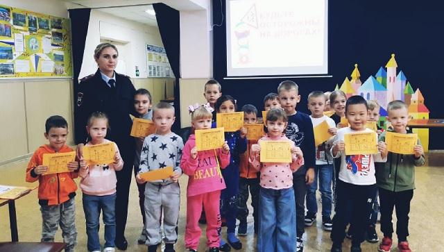 Дорожные полицейские Кубани в игровой форме напоминают дошкольникам правила дорожного движения