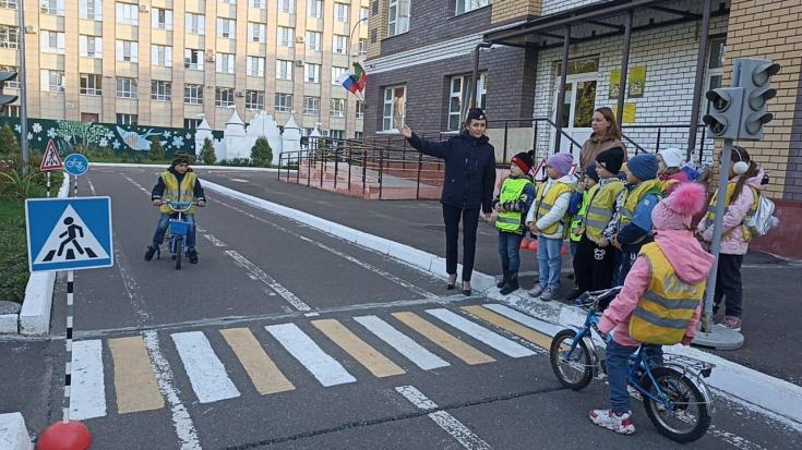 В Татарстане автоинспекторы совместно с педагогами и отрядами ЮИД проводят в автогородках «Уроки безопасности» для школьников