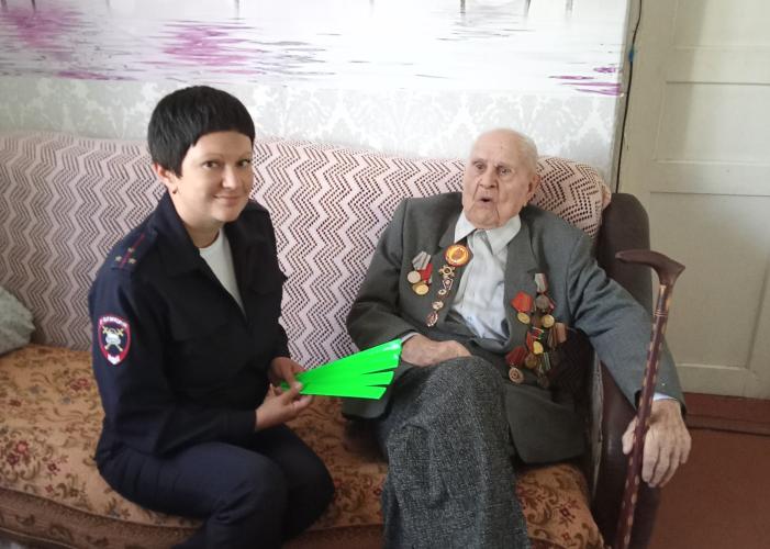 Сотрудники Госавтоинспекции Абинского района посетили ветерана Великой отечественной войны.