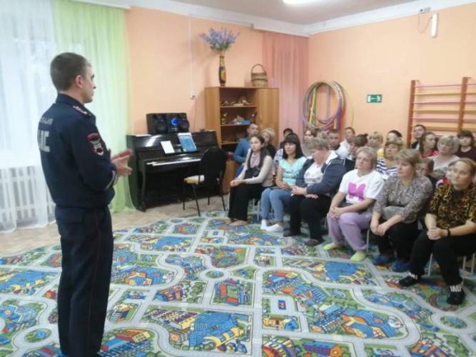Сотрудники Мокшанской Госавтоинспекции приняли участие в родительском собрании