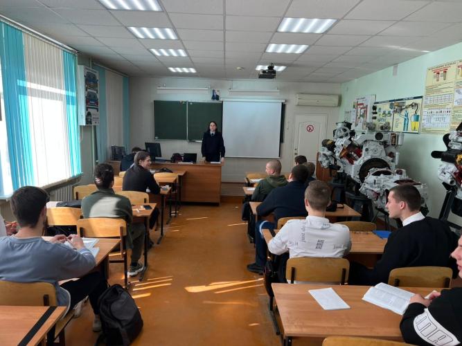 Елецким студентам автоинспекторы напомнили о правилах дорожной безопасности