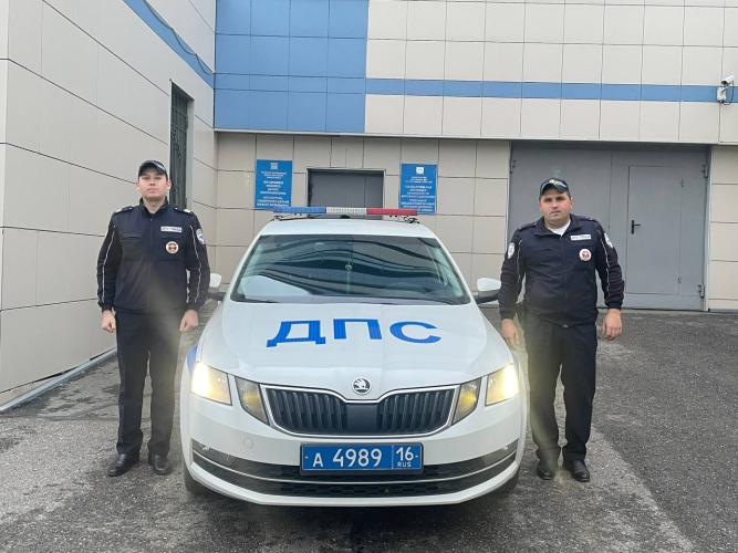 В Татарстане автоинспекторы помогли пенсионеру добраться до дома в темное время суток
