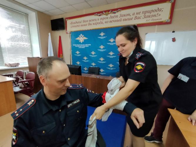 В Красноярском крае инструктор Российского красного креста провел для инспекторов ДПС мастер-класс по оказанию первой помощи