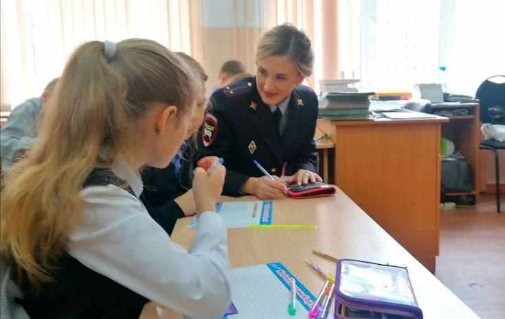 Госавтоинспекторы Абанского района помогли детям с безопасным маршрутом из школы в темное время суток