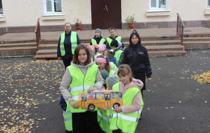 Пензенские автоинспекторы провели для первоклассников акцию «Шагающий автобус»