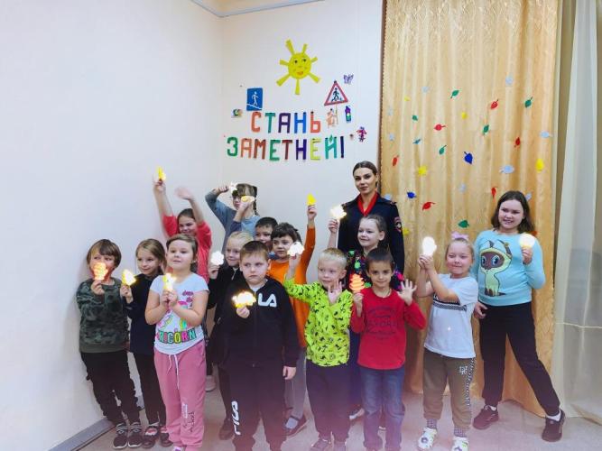 Мастер – класс по изготовлению световозвращающих элементов провели сотрудники Госавтоинспекции Саратова для детей подросткового клуба