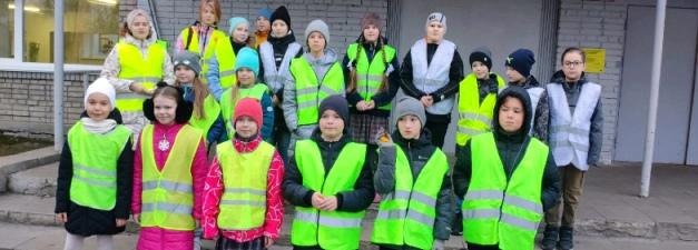 В Карелии юные инспекторы движения организовали акцию по пропаганде световозвращателей