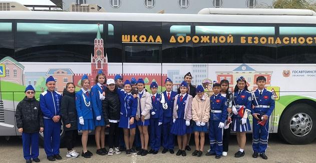 На Кубани школьники продолжают знакомятся с правилами безопасности пассажиров с помощью уникального автобуса-тренажера
